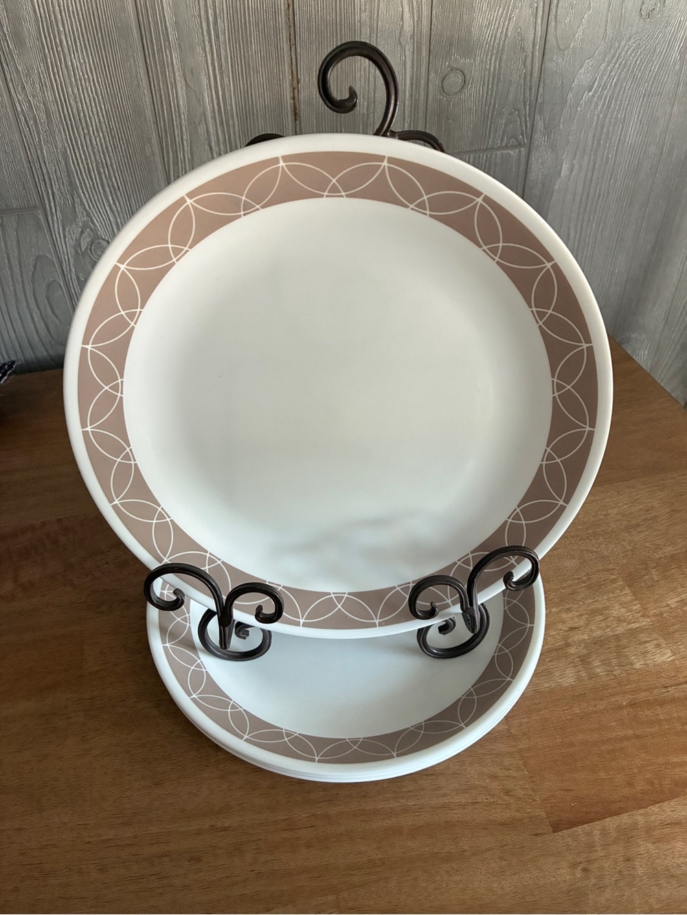 4 Sand Sketch Dinner Plates in Excellent Condition
Taupe Geometric Design